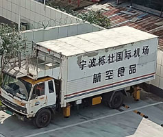 公司售服對機場中央廚房系統冷卻用冷水機進行回訪，發現風險，解決問題